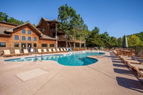 una piscina con sedie a sdraio e un resort di The Village At Indian Point Resort a Branson