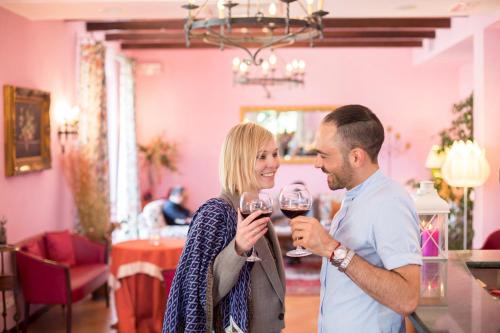 a man and a woman holding glasses of wine at Country Hotel & Resort I Calanchi in Ripatransone