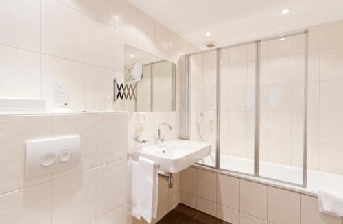 Ett badrum på Hotel Olten Swiss Quality