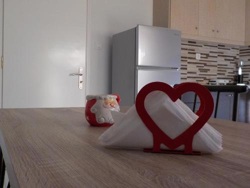 a red heart on top of a kitchen counter at *OI.KO HOUSE* City Apartments in Kato Achaia