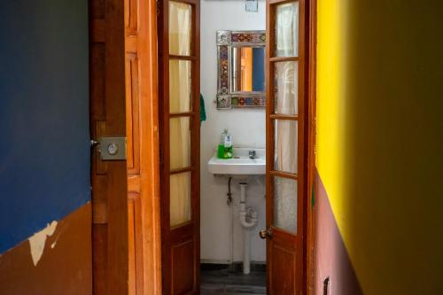 Et badeværelse på Sukha Hostel San Luis