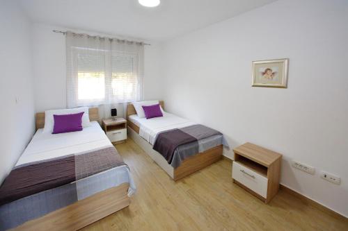 Een bed of bedden in een kamer bij Luxury Apartments SIKIRIC_2 with Fantastic View on the sea