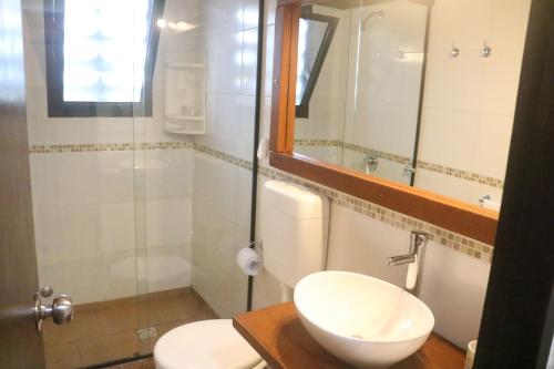 a bathroom with a toilet and a shower and a sink at Posada de la Viuda in Punta Del Diablo