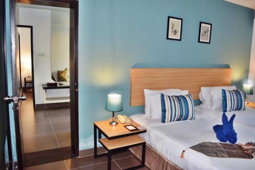 Säng eller sängar i ett rum på Vogue Pattaya Hotel