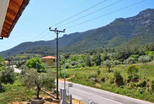 a view of a road with a mountain in the background at King Studios in Kinira