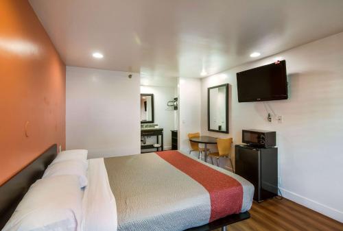 מיטה או מיטות בחדר ב-Motel 6 Monterey Park