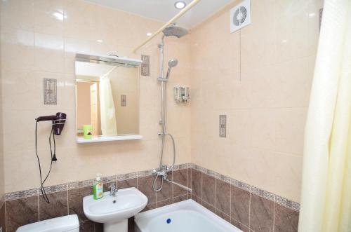 ヴォログダにあるApartments on Okruzhnoyeのバスルーム(洗面台、トイレ、シャワー付)