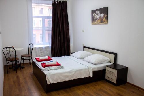 Ein Bett oder Betten in einem Zimmer der Unterkunft Simple Seasons Rooms - Самозаселение