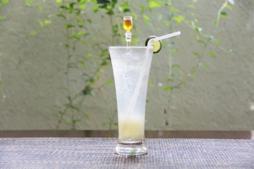una copa con una bebida sentada en una mesa en Hotel Namira Syariah Pekalongan, en Pekalongan