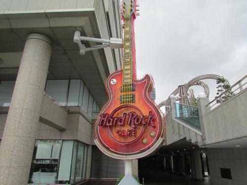 a guitar sign in front of a hard rock cafe at ゲストハウス杉田 古民家貸切の完全プライベート空間 杉田駅徒歩2分 セルフチェックイン in Yokohama