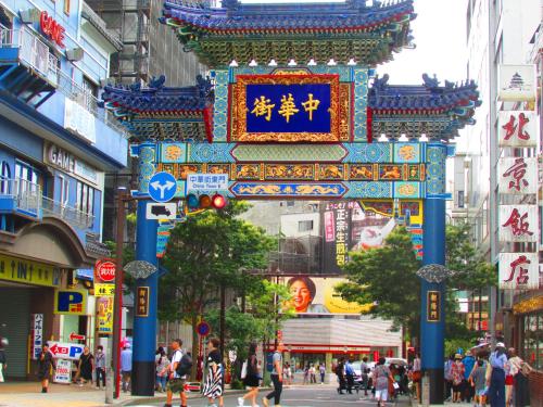 a street with a chinese sign in a city at ゲストハウス杉田 古民家貸切の完全プライベート空間 杉田駅徒歩2分 セルフチェックイン in Yokohama