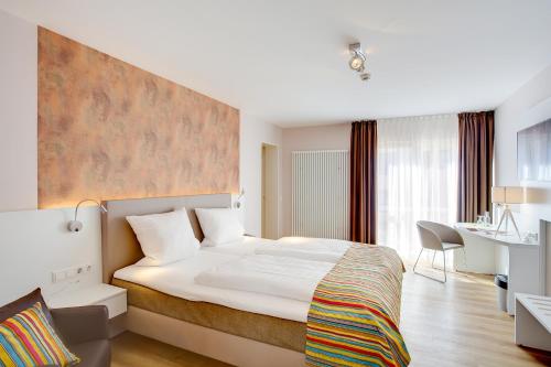 a hotel room with a bed and a desk at Elisabeth Hotel garni in Detmold
