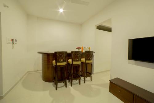 Una televisión o centro de entretenimiento en Acons Palm Beach