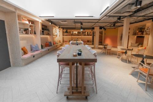 a long table in a room with chairs and tables at Best Western Plus Hotel Noble House in Malmö