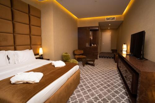 Ein Bett oder Betten in einem Zimmer der Unterkunft Gallery Art Hotel