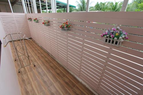 Un balcón o terraza en Baantip Suantong