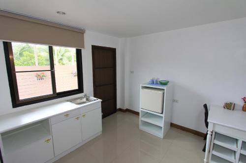Una cocina o cocineta en Baantip Suantong