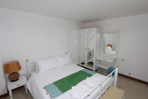 Una cama o camas en una habitación de Baantip Suantong
