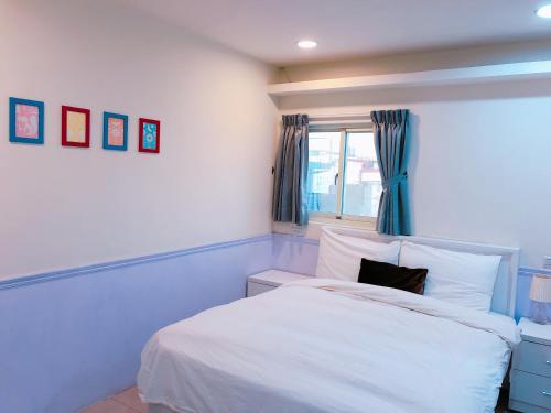 大溪區的住宿－孔雀大旅社，卧室配有白色的床和窗户。