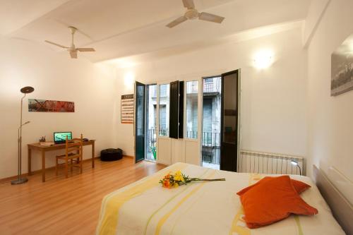 ジローナにあるGirona Riversideのベッドルーム1室(花の飾られたベッド1台付)