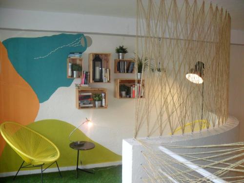 ピラール・デ・ラ・オラダダにあるHotel Lo Monteのテーブルと椅子が備わる壁の客室です。