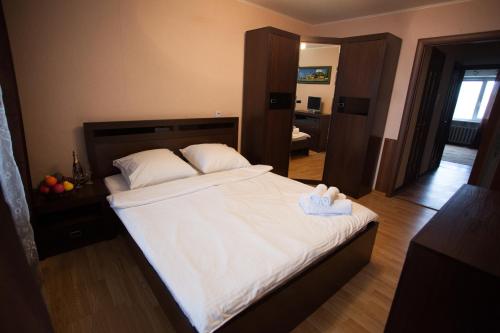 チュメニにある3к Одесская 44 Центрのベッドルーム(白いシーツを使用した大型ベッド1台付)
