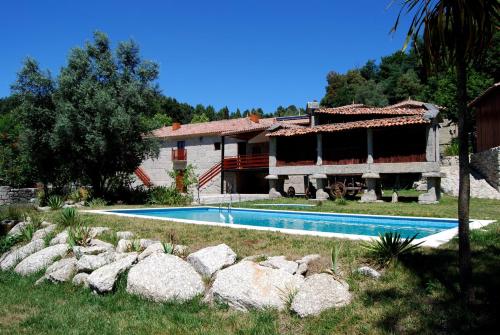 une maison avec une piscine en face de celle-ci dans l'établissement Quinta Casa da Fonte, à Vieira do Minho