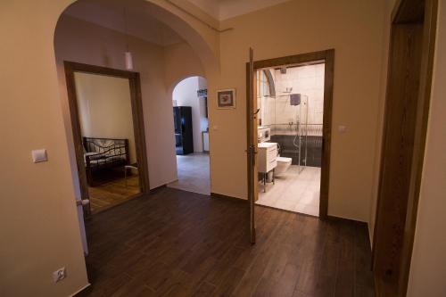 un couloir avec un miroir et une salle de bains dans l'établissement Apartamenty Centrum, à Szklarska Poręba