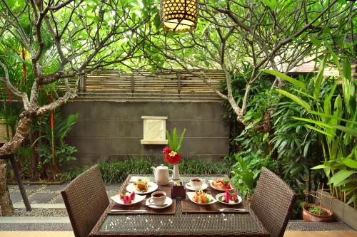 Κήπος έξω από το Nyuh Bali Villas