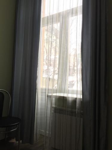 リヴィウにあるA little good roomの白いカーテン付きの窓
