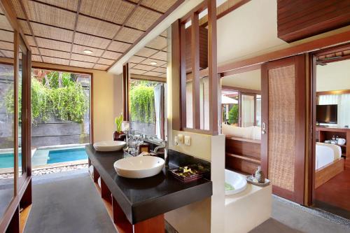 Πισίνα στο ή κοντά στο Nyuh Bali Villas