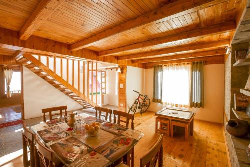 Cheog的住宿－Zostel Homes Cheog (Shimla)，一间带桌子和楼梯的用餐室