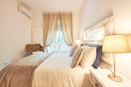 um quarto com uma cama grande e uma janela em Paiva Cozy Home em Lisboa
