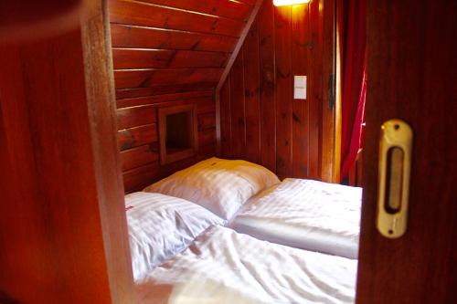 Uma cama ou camas num quarto em Donau Strandhaus mit Dürnstein Panorama