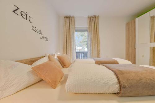 a bedroom with two beds and a window at Pension Freiheit in Pfronten
