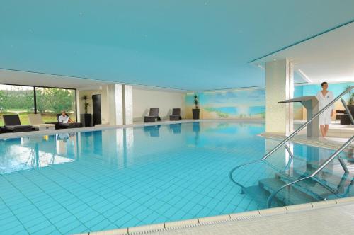 a large swimming pool in a hotel at Maritim Strandhotel Travemünde in Travemünde