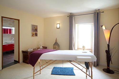 une chambre avec un lit et une fenêtre dans l'établissement Domaine 3 Soleils, à Labastide-de-Lévis