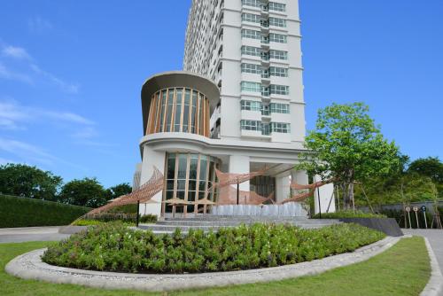 a building with a fountain in front of it at Centre Point Prime Hotel Pattaya in Pattaya North