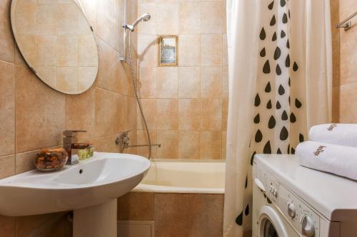 莫斯科的住宿－InnDays on Belyaevo 91，一间带水槽和浴缸的浴室