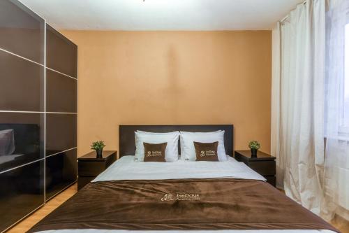 莫斯科的住宿－InnDays on Belyaevo 91，一间卧室配有一张大床和两个枕头