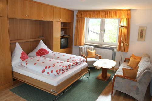 Un pat sau paturi într-o cameră la Appartementhaus Moos