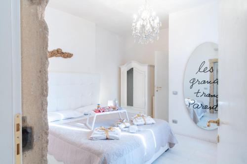ヴェローナにあるAbbraccio di Giuliettaの白い部屋(ベッド2台、鏡付)