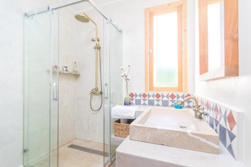 a bathroom with a sink and a shower at Es Baladre in Port d'Alcudia