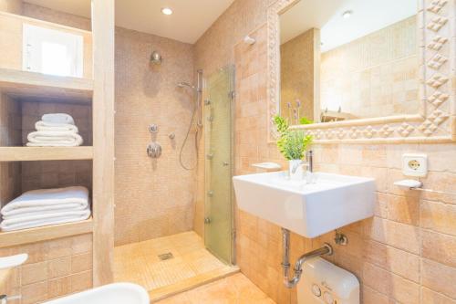 un bagno con lavandino e doccia di Sa Tanca a Inca