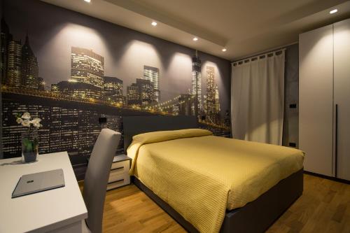 een slaapkamer met een geel bed en een bureau met een bureau bij Le mie città in Pescara