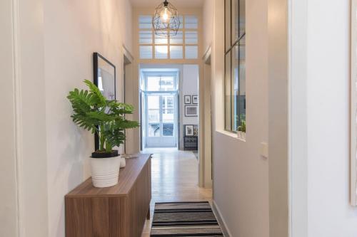 3 Bedroom Downtown Wonderwall by LovelyStay