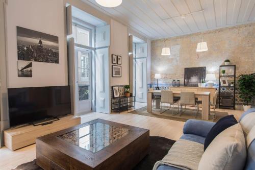 3 Bedroom Downtown Wonderwall by LovelyStay