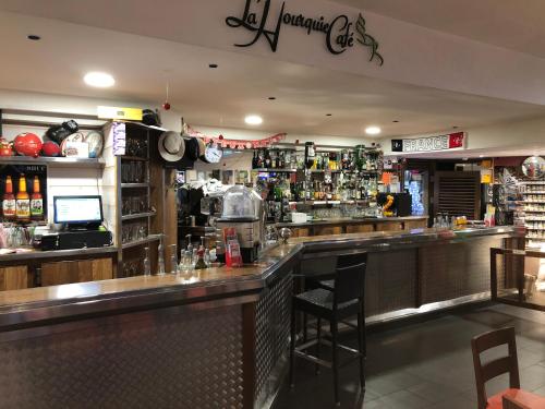 La Hourquie Caféにあるラウンジまたはバー