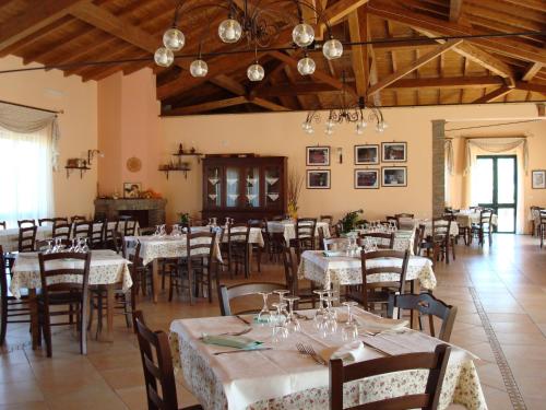 Etna Wine Azienda Agrituristica tesisinde bir restoran veya yemek mekanı