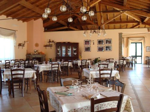 Reštaurácia alebo iné gastronomické zariadenie v ubytovaní Etna Wine Azienda Agrituristica